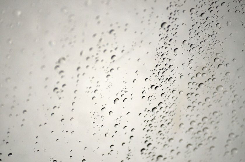 gouttes d'eau dans une salle de bain humide