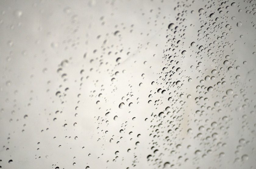 gouttes d'eau dans une salle de bain humide