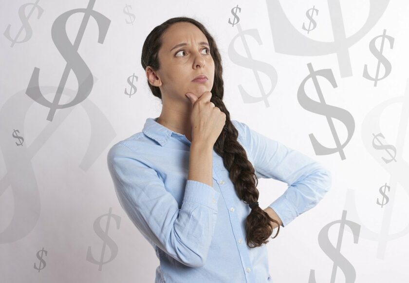 femme se posant des questions sur le pret relais