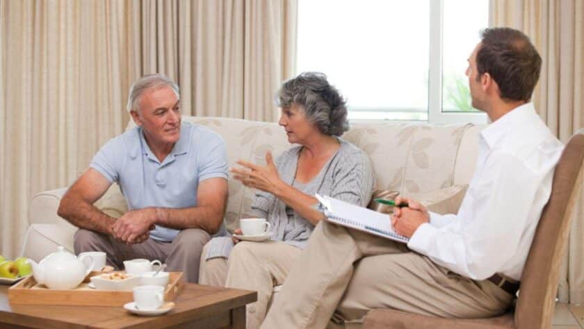 Couple seniors qui souhaite emprunter