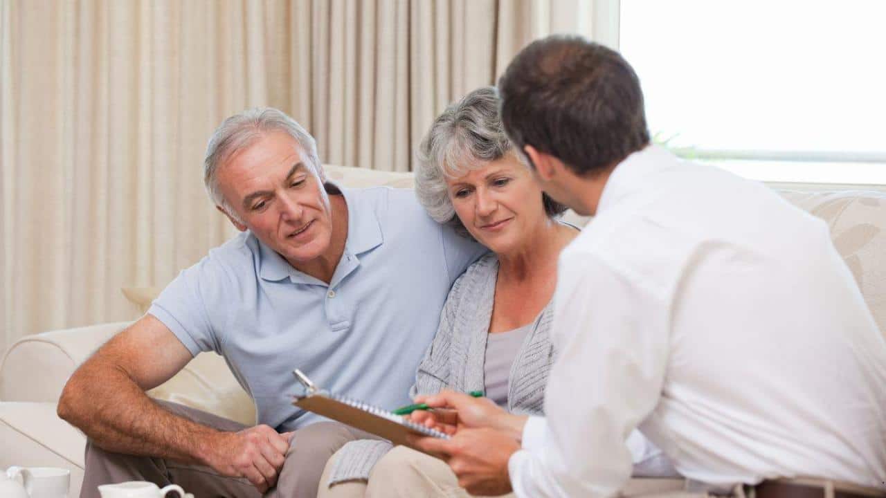 Couple seniors qui souhaite emprunter avec banquier